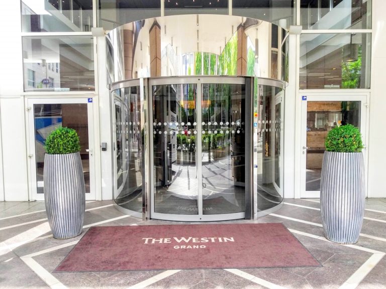 ホテルエントランス