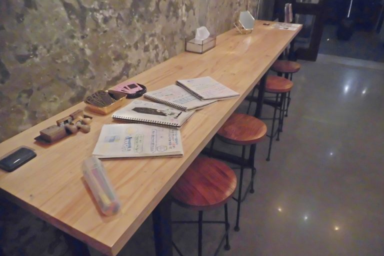 一階ロビーの長テーブル