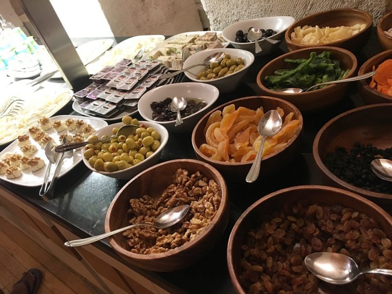 ドライフルーツやオリーブ