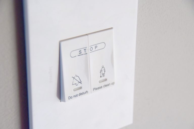 ルームクリーンが必要なときにはドアそばのスイッチを点灯させる