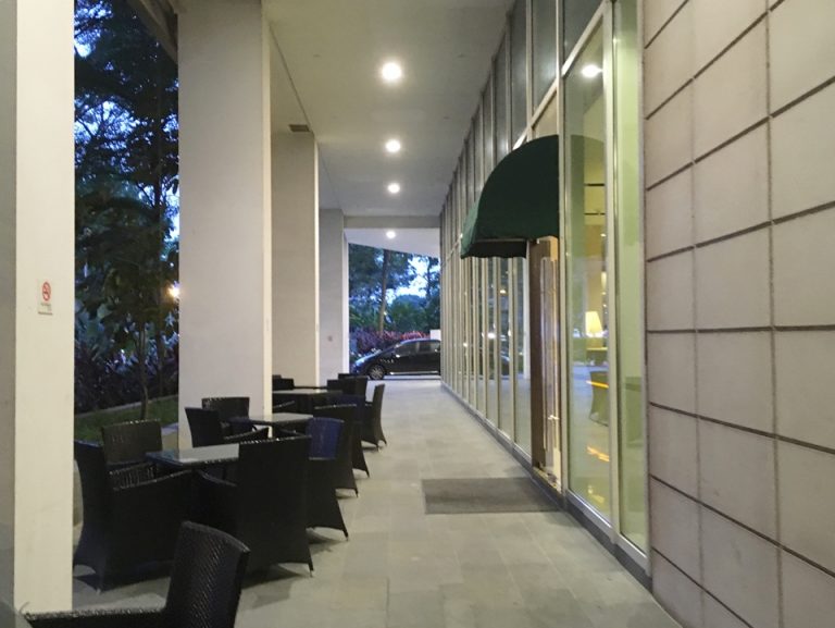 レストランの前のテーブル