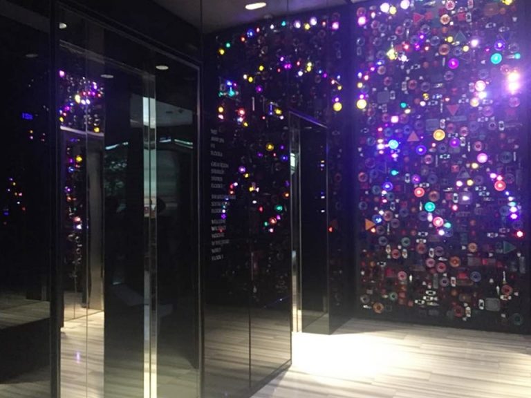 エレベーターホールの壁はトゥクトゥクのライトでできている