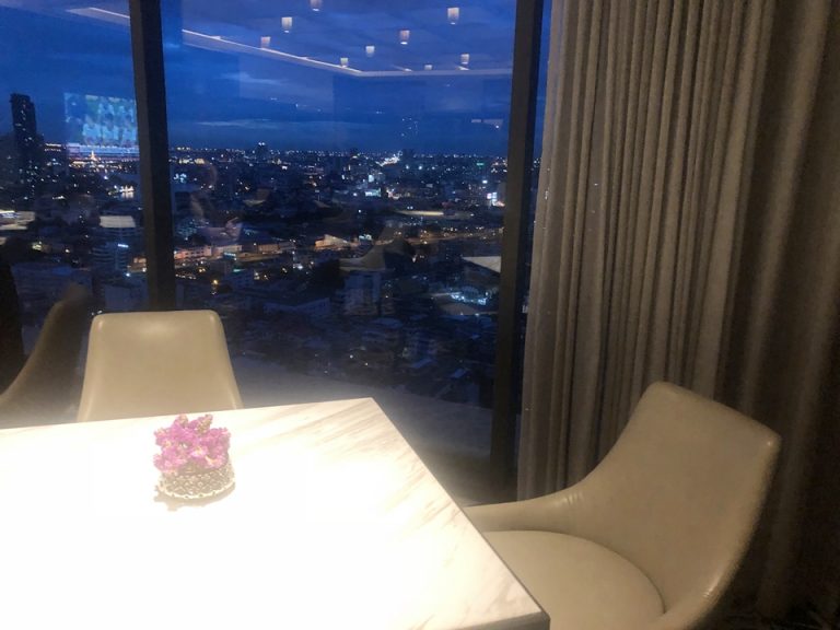 クラブラウンジで座るなら窓際がお勧め。夜景を見ながらゆっくり出来るのはクラブラウンジならではですから