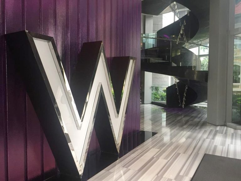 エントランスを入ると大きなWの文字がお出迎え