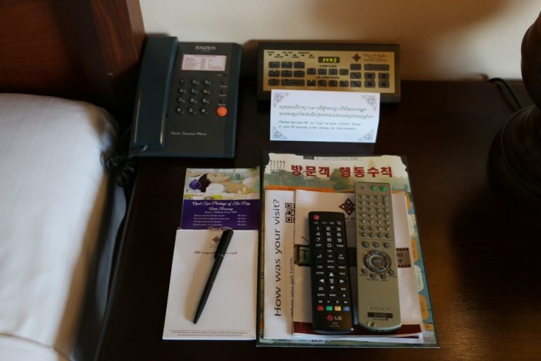 ベットのサイドテーブル