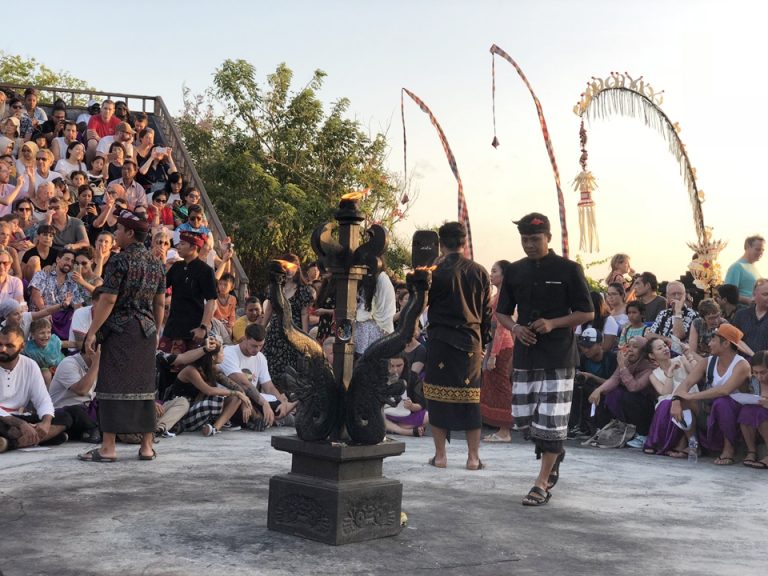 ウルワツ寺院でのケチャックダンス