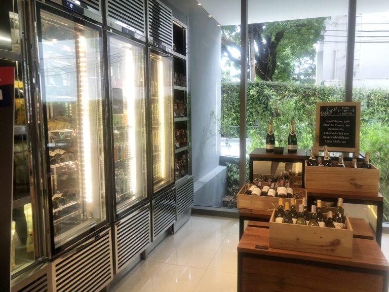 隣にセブンイレブンがありますが、一階のミニマートでもドリンクは一通り揃っています。