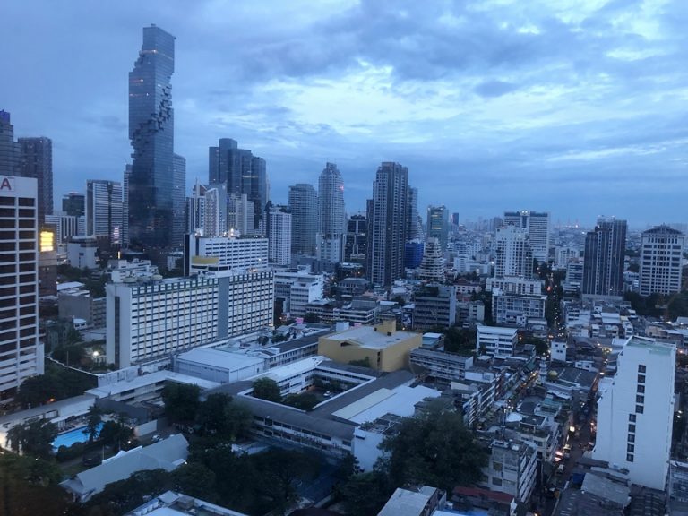 部屋からの風景。夜になってからの方が景色は綺麗です