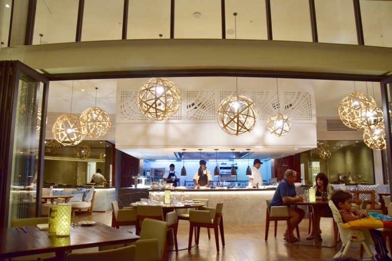 「FISH BAR」のオープンキッチン