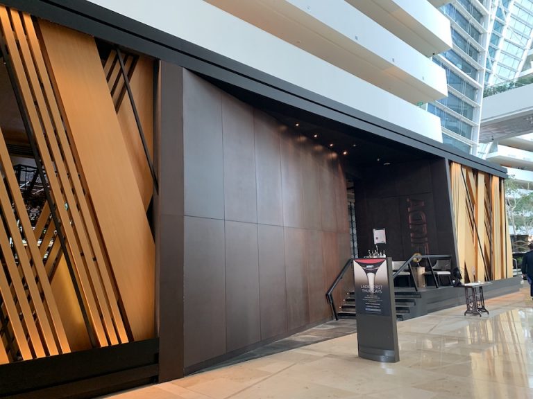 レストランADRIFTの入り口