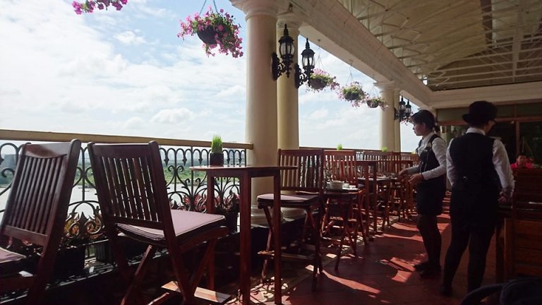 朝食会場(サイゴン川が見える席(2人用))