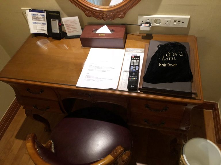 客室内のテーブル