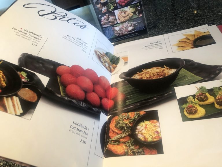 クラブラウンジに用意されていたメニュー。写真付きなのでどんな料理か分かりやすいです。