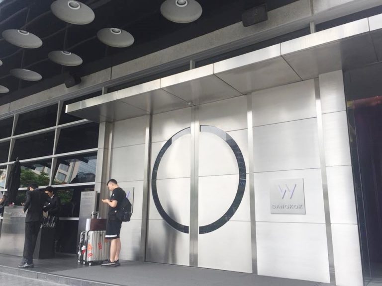 外観 ドアにもWの文字が