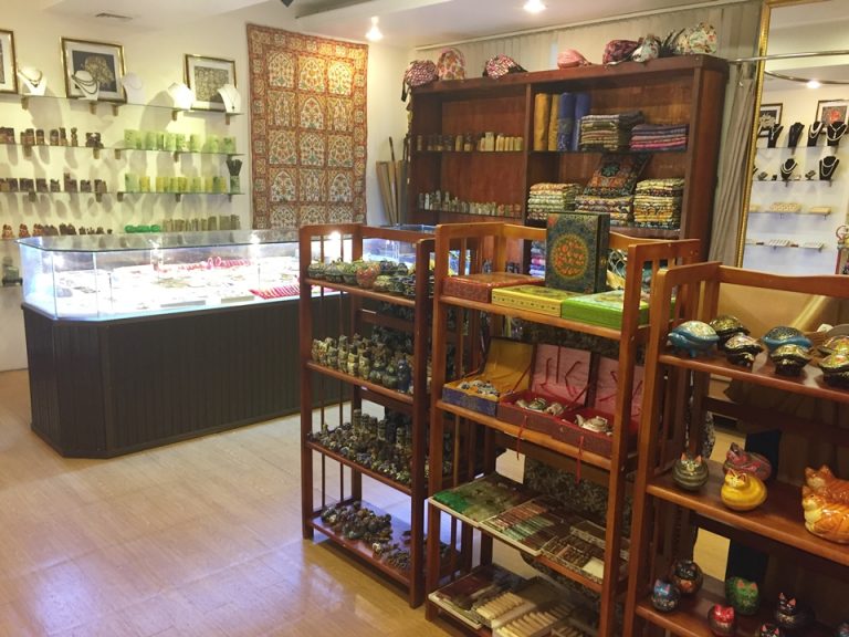 ホテル内のお土産屋さん(エレベーターホール付近)