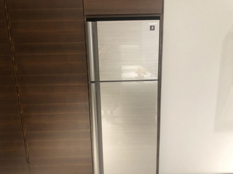 冷蔵庫はキッチンが付いている為2ドアのタイプ