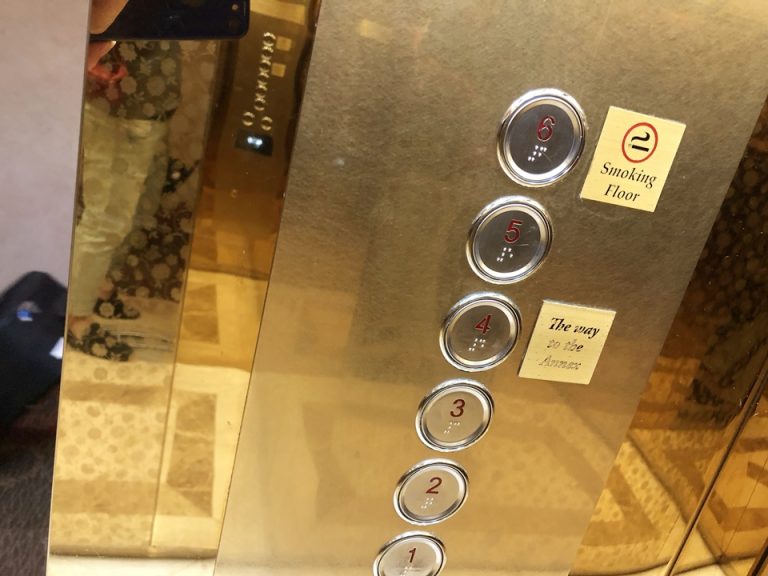 エレベーター内のボタン