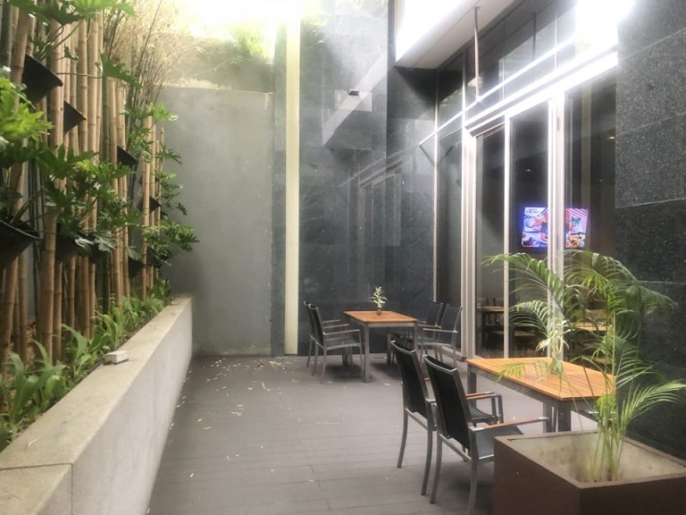 地下レストランに屋外スペースがあり喫煙できるようになっています。