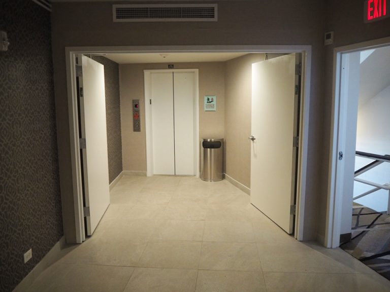 客室階エレベーター外観