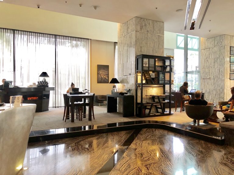 ロビーは席ごとの間隔もゆったりしていました