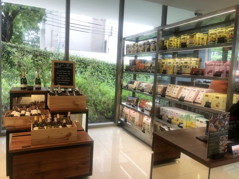 ミニマートにはお土産物やお酒も売っていました。