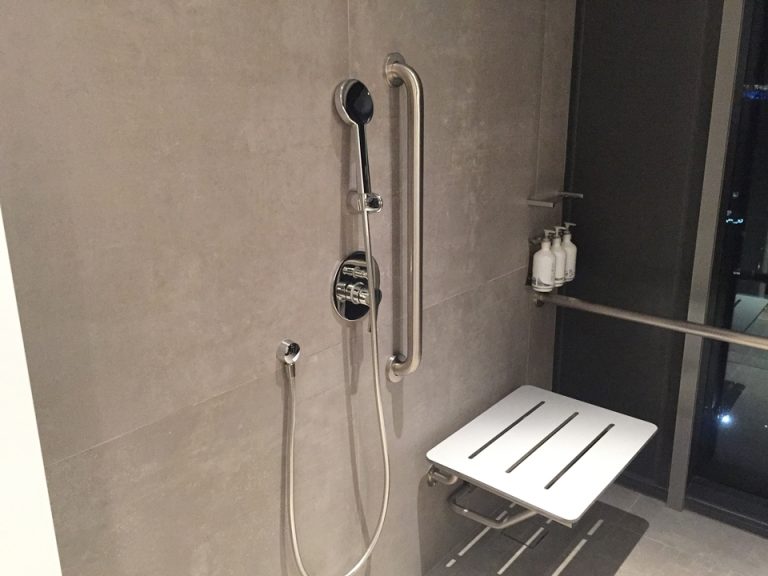 仕切りなしのシャワースペース