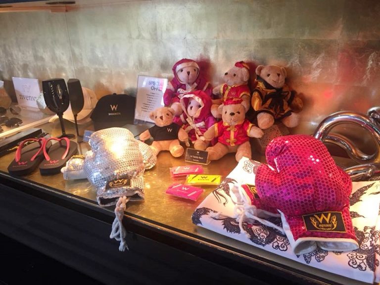 Wロゴ入りのお土産類