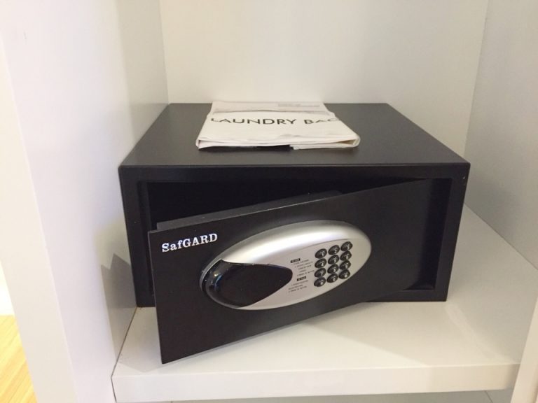 クローゼットの中 セキュリティボックス