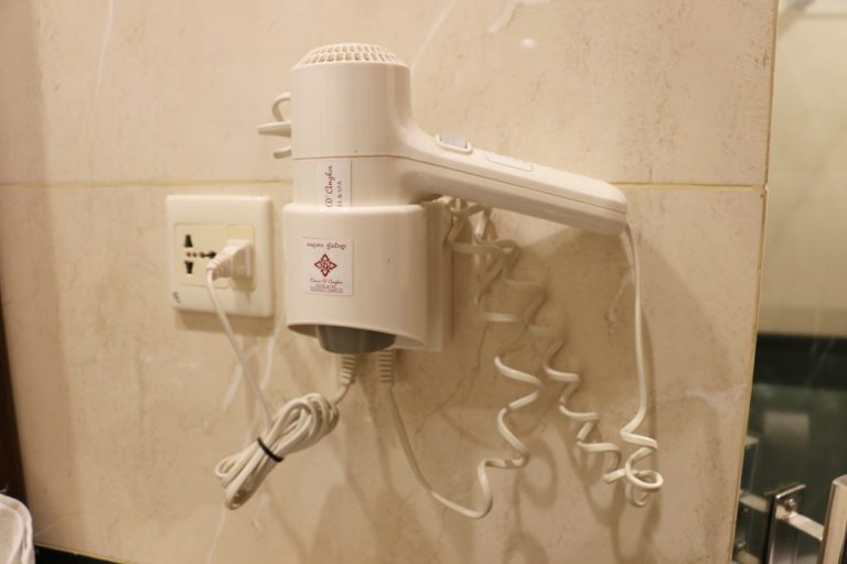 バスルームのドライヤー