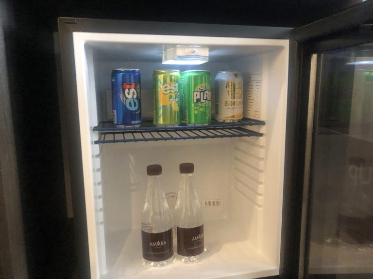 エグゼクティブルームの冷蔵庫の中身。スタンダードルームよりも無料のドリンクが多いです。