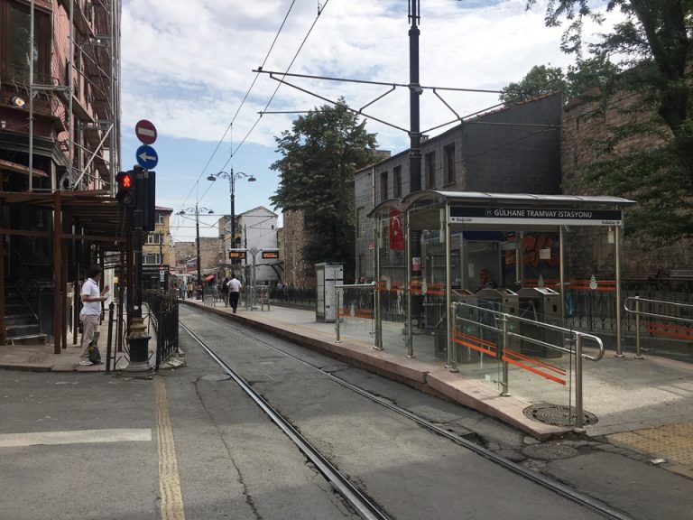 ホテルから歩いて3分ほどのトラムの駅