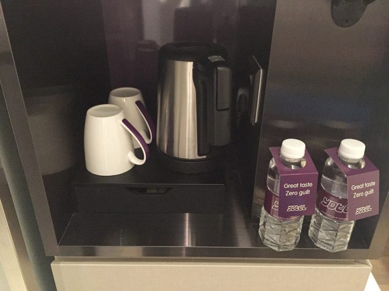 ポット・マグカップ・水