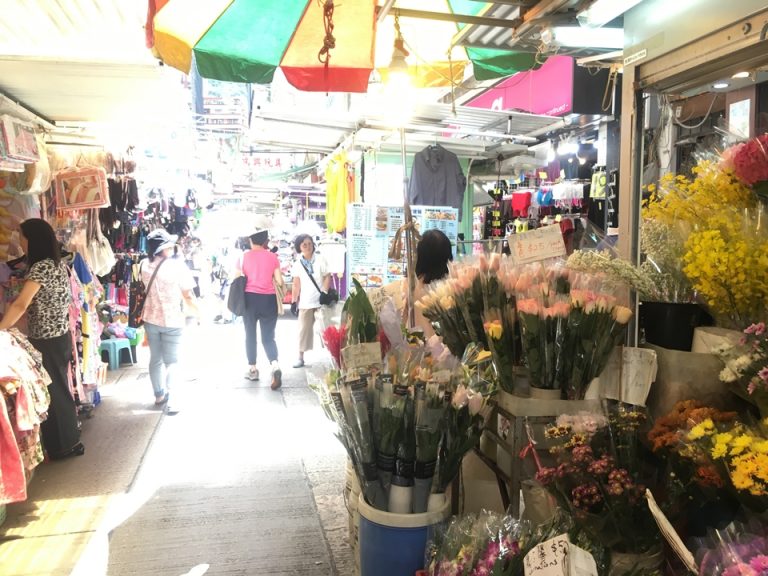 機利臣街の露店。たくさんの人で賑わっていて、勢いがあります。
