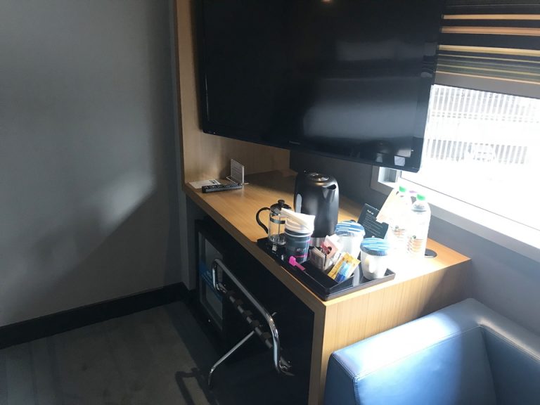 ミニバーとテレビ台