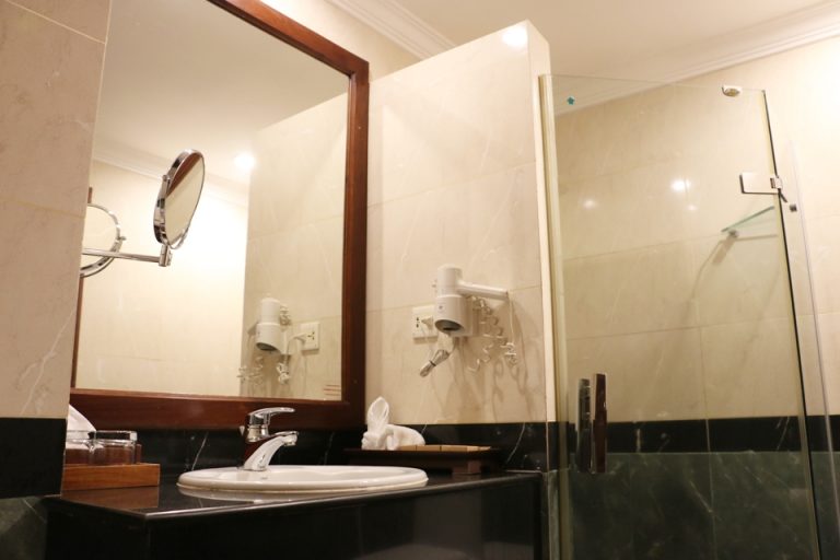 バスルールの洗面台&シャワーブース