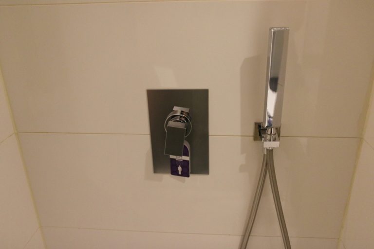 シャワー室シャワー