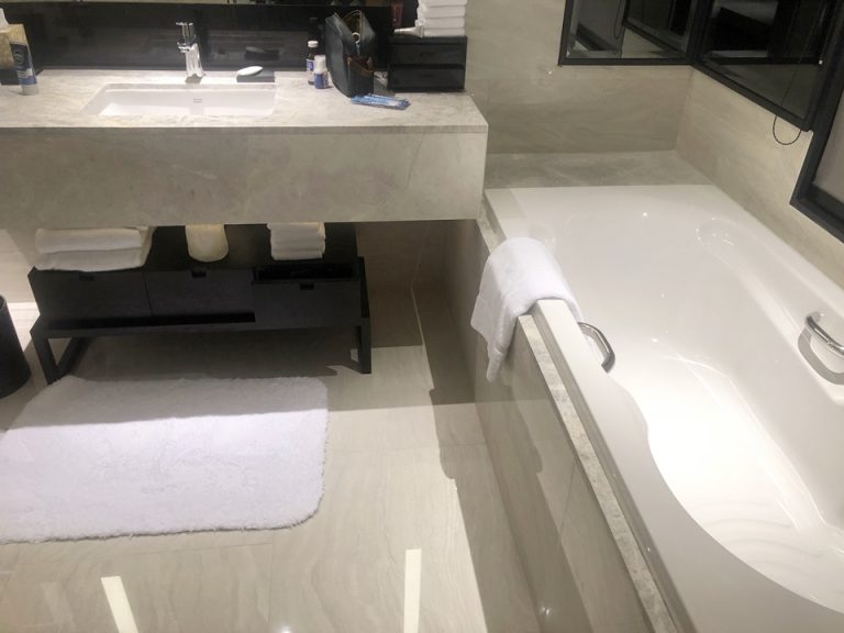 バスタブは深さは普通ですが足を伸ばしてゆったりできるサイズ