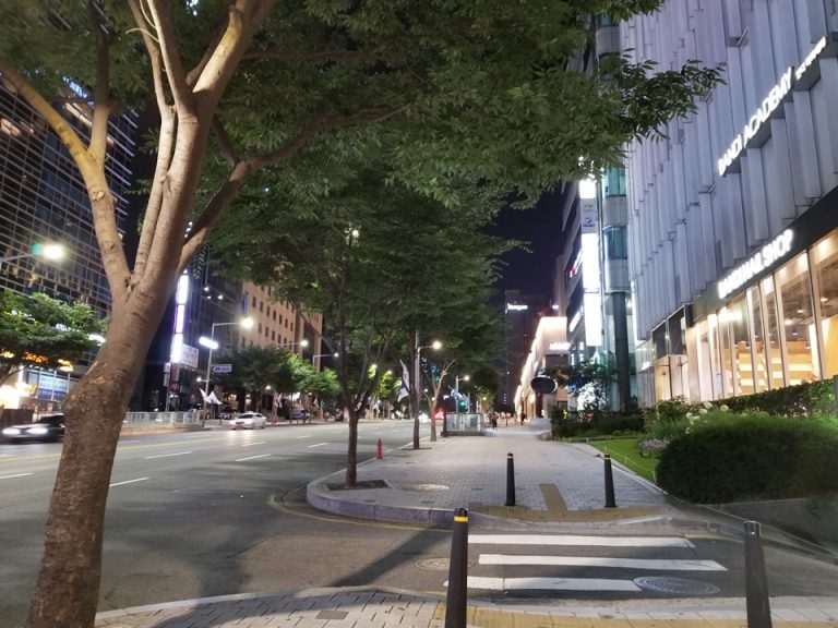 駅からホテルまでの夜景(わりと明るい)