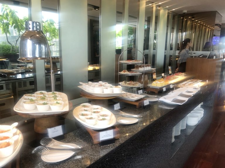 クラブラウンジは夜にはお寿司など和食も出ます。