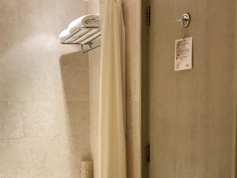 バスルームから入口