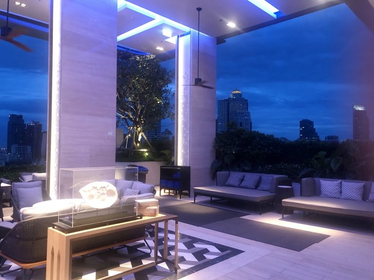 席の配置もほどよく間隔が空けてあります