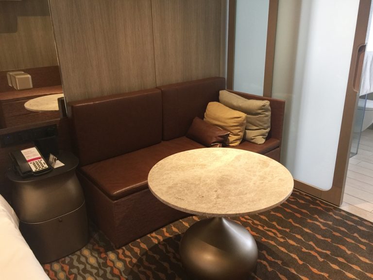 ソファとテーブル