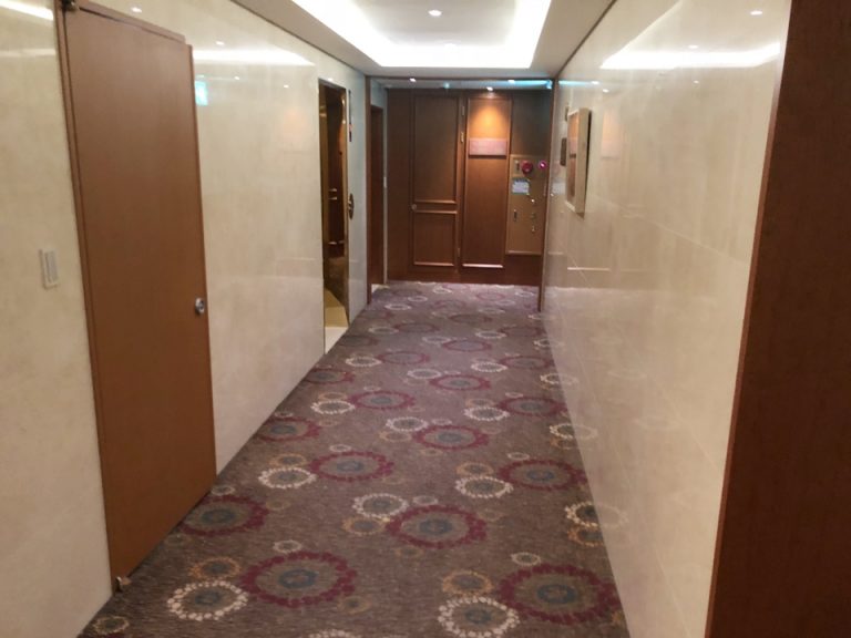 客室側から見た廊下