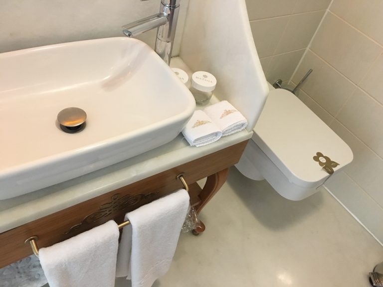 洗面台とトイレ