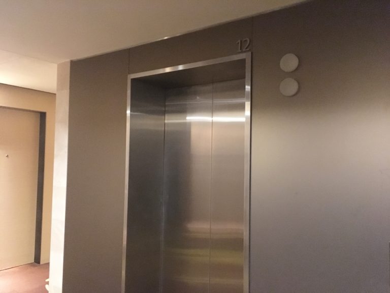 客室フロアのエレベーター02