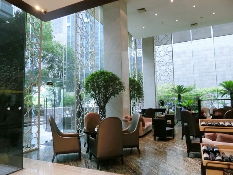 中庭利用可の飲食店CIMG7811