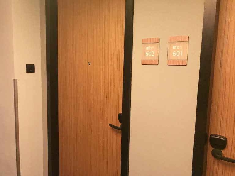 部屋からのドア