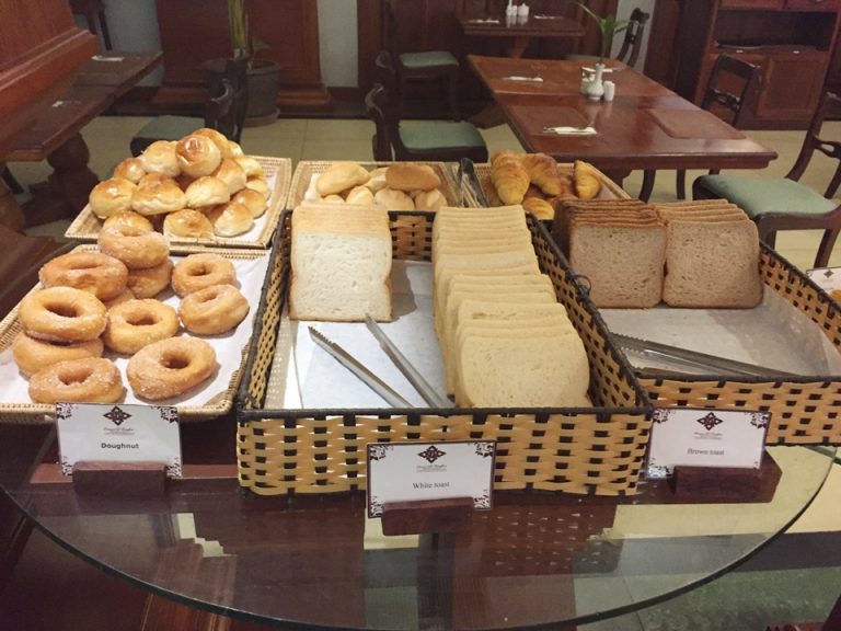 ビュッフェスペース(パン)