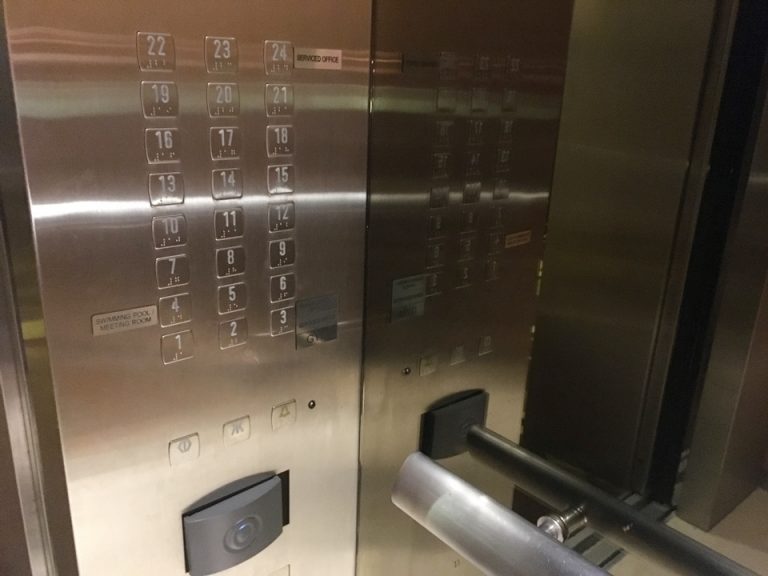 エレベーターのボタン