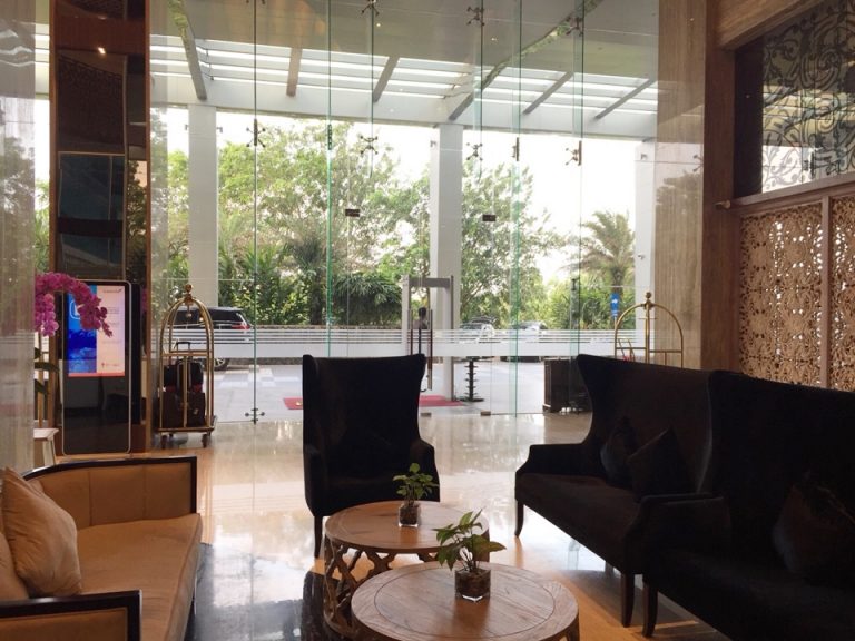 フロント 室内から入口向き